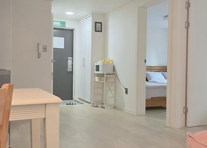 The First Hongdae Apartamento *